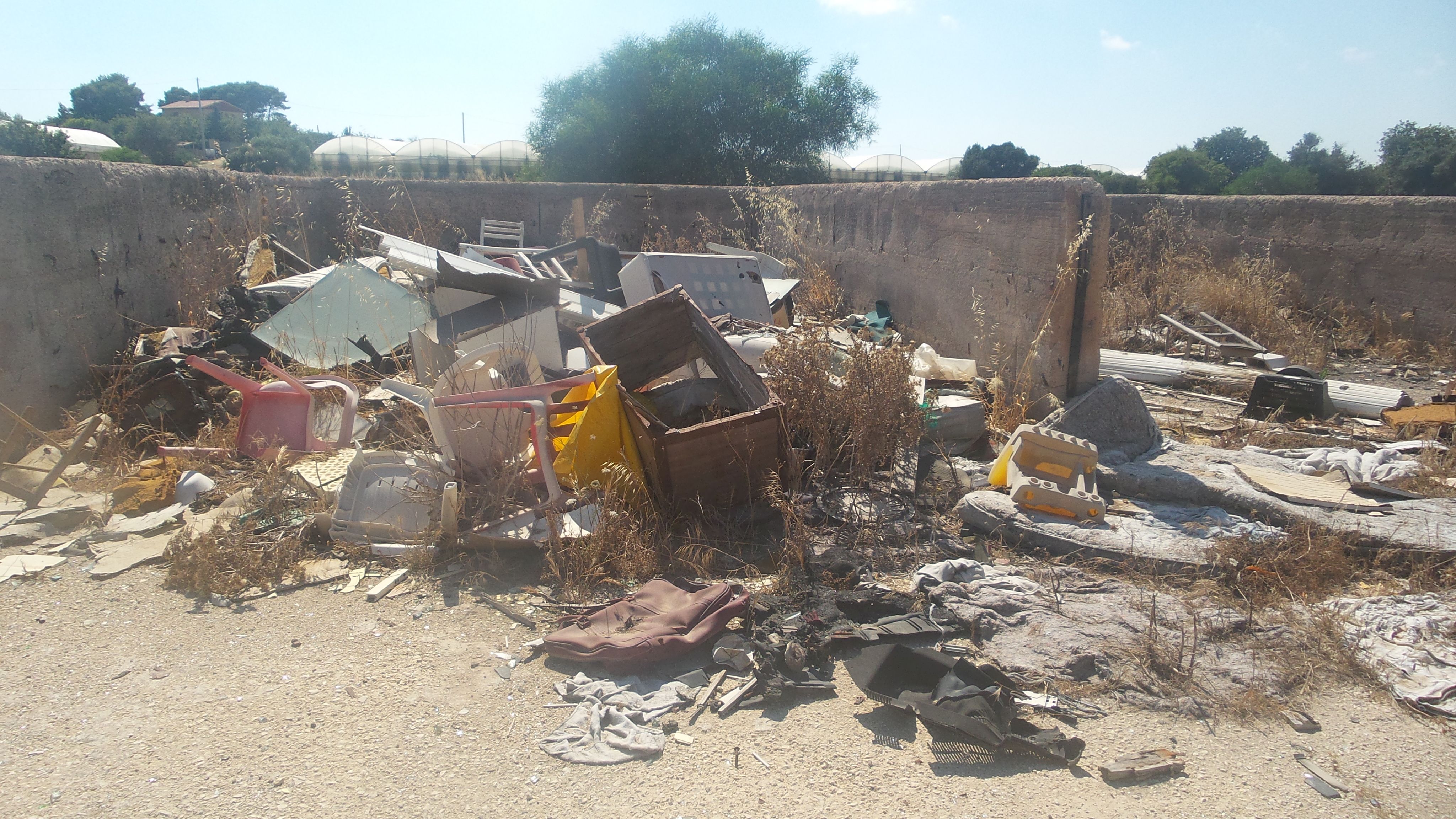  Quintali di rifiuti ingombranti nell’ex discarica: scempio sulla S.Croce-Marina