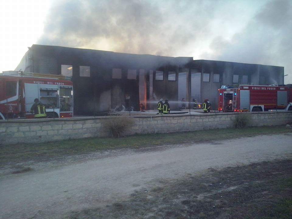  Notte di fuoco sulla Santa Croce-Scoglitti: in fiamme magazzino agricolo