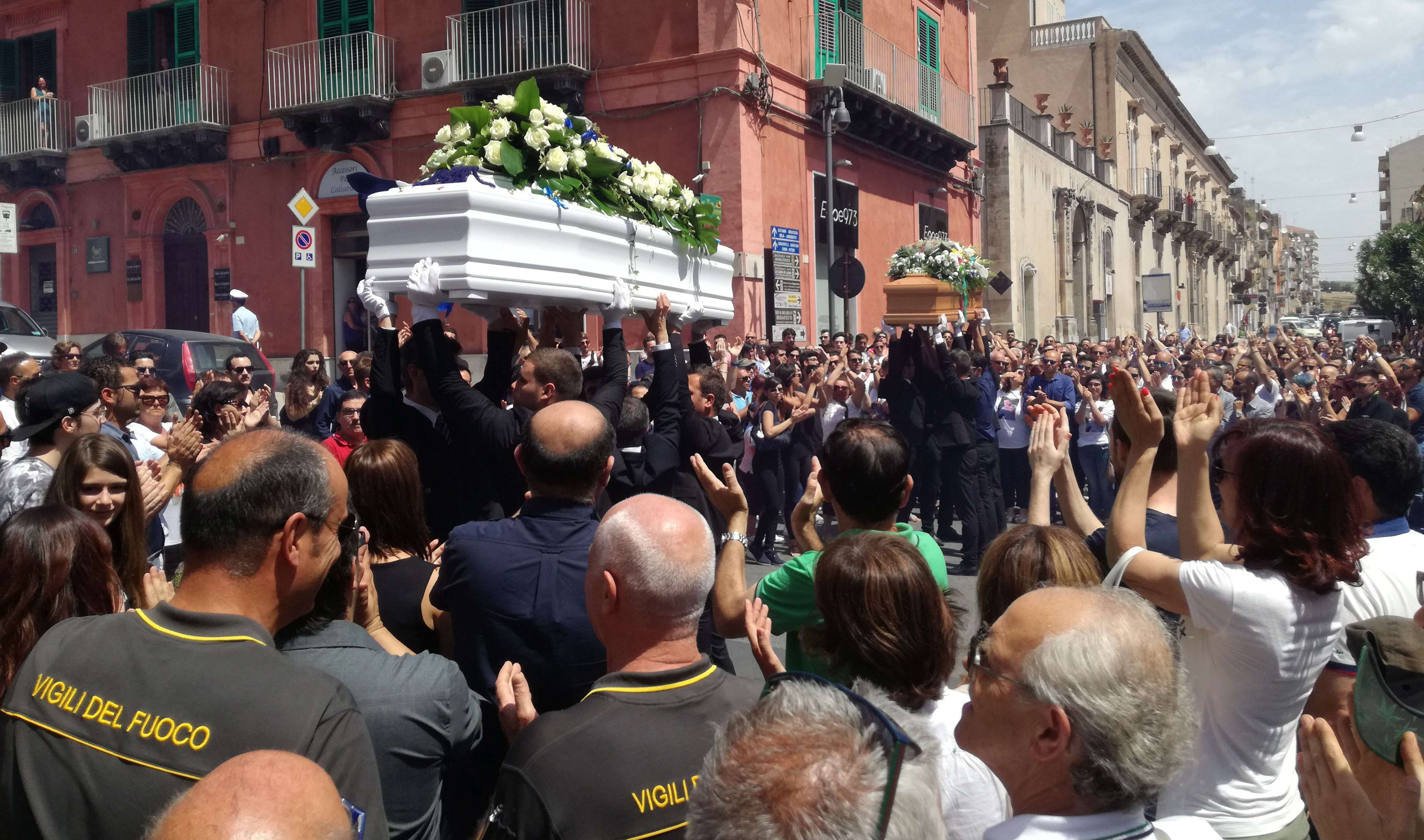  I funerali di Giorgio e Simone: cori, palloncini e un dolore straziante