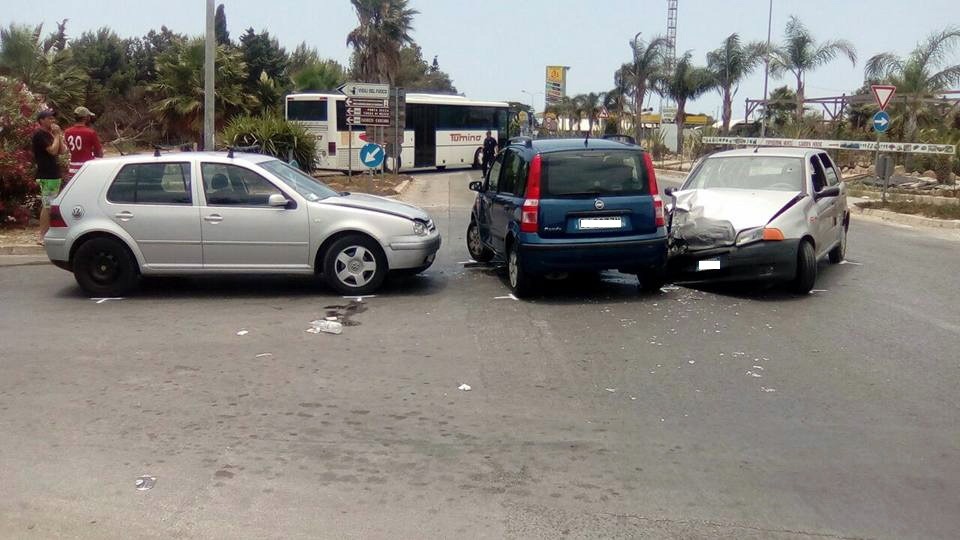  Incidente all’incrocio per Scoglitti: tre auto coinvolte e sette feriti lievi