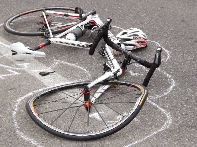  Scoglitti – Ciclista travolto da due auto in piena notte: è morto sul colpo