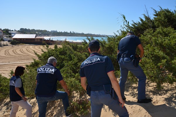  P.Braccetto, spaccia droga in spiaggia: poliziotti in costume lo arrestano