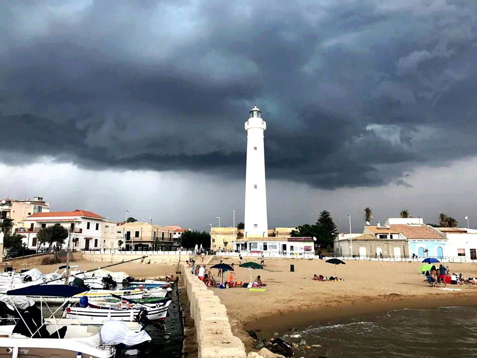  Nubifragio di mezza estate: le pietre riemergono dalle spiagge, strade allagate