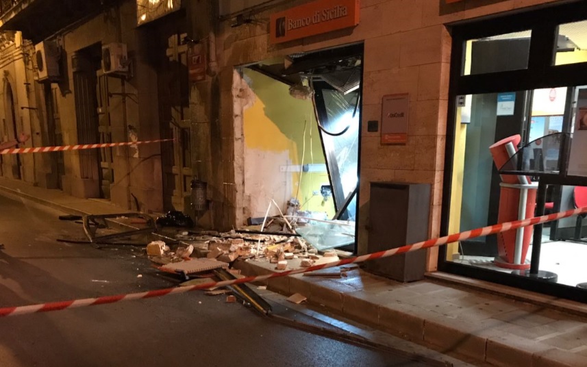 Colpo in banca nel cuore della notte: fracassato ingresso dell’Unicredit FOTO