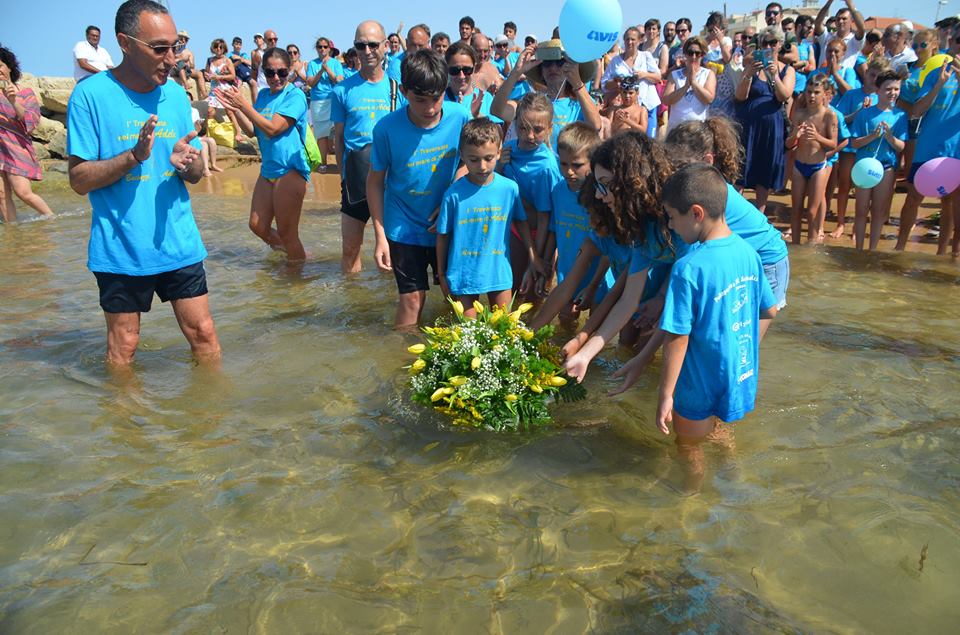  I tulipani gialli e tanti baciuzzi verso il cielo: Punta Secca ricorda la “sua” Adele