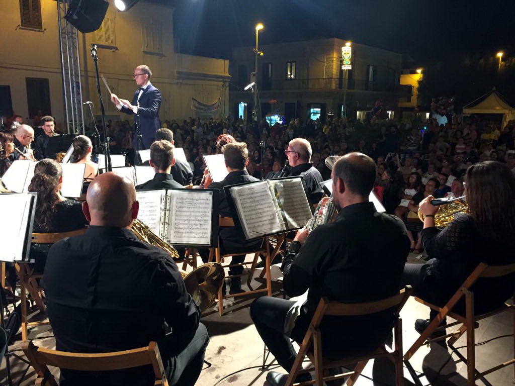  P.Secca, il raduno bandistico “cattura” piazza Faro fino a notte inoltrata