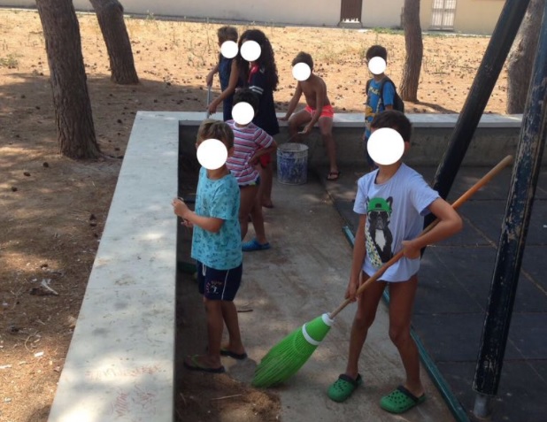  La piazza di Casuzze e la foto dei bimbi con la scopa in mano: cos’è peggio?