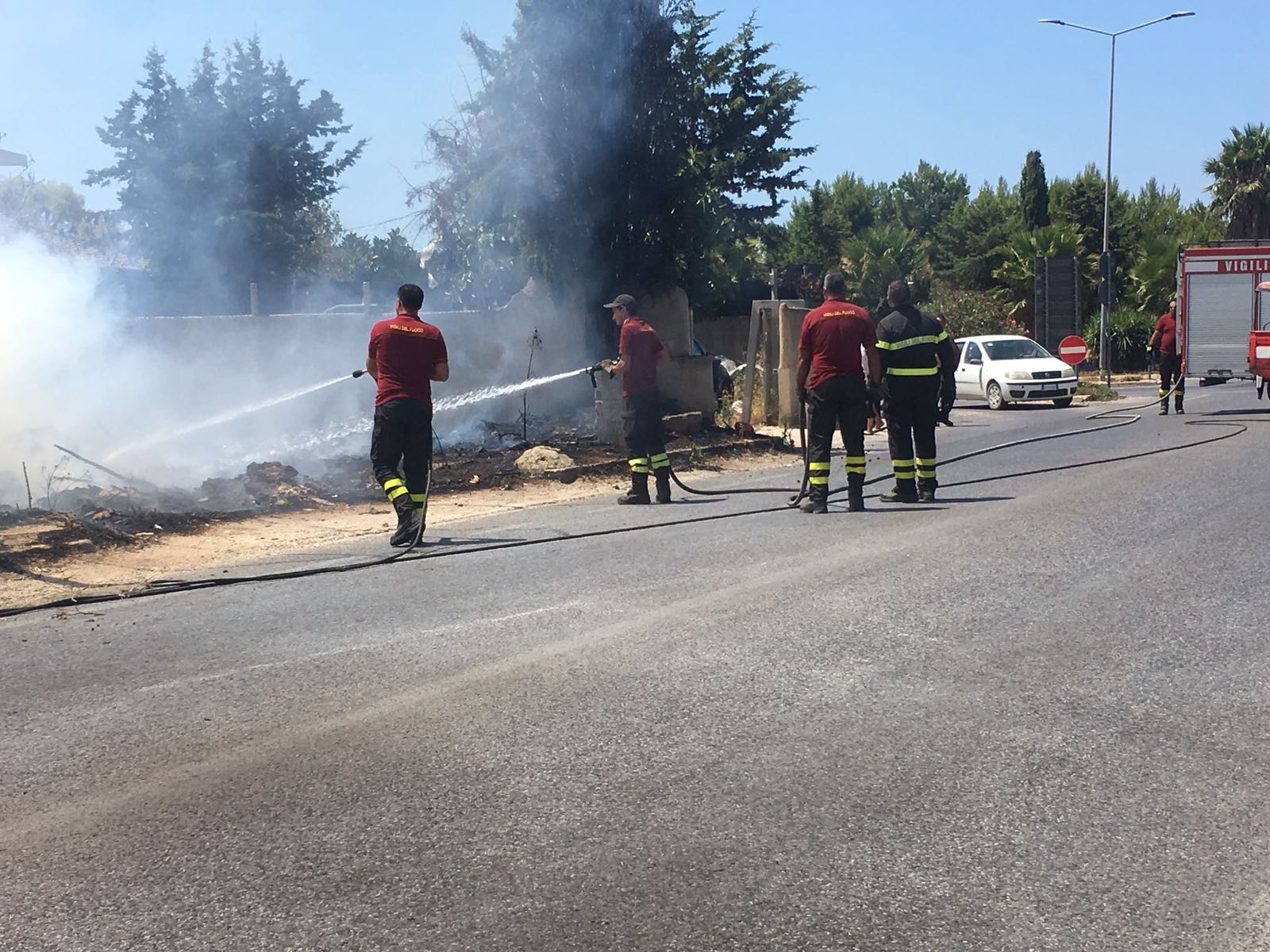  Fiamme alte due metri sulla S.Croce-Scoglitti: danni a filo corrente elettrica