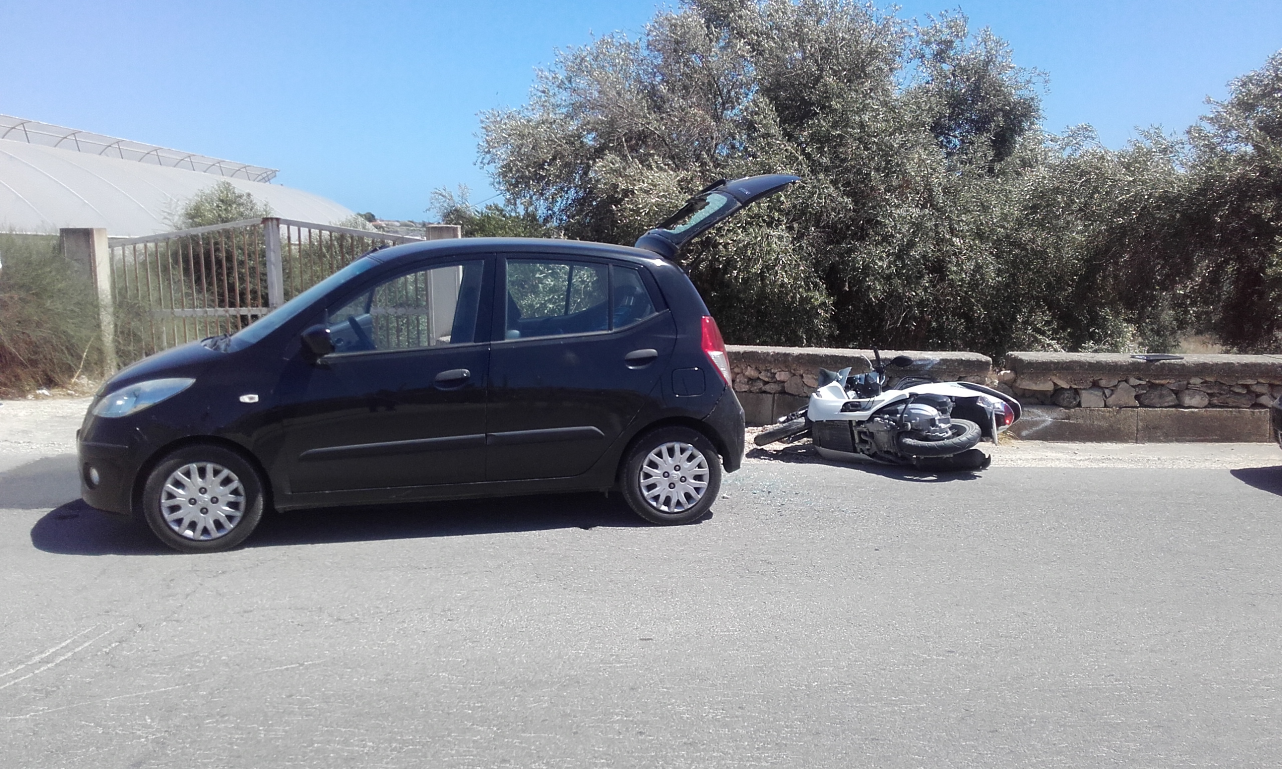  Punta Secca – Incidente fra un’auto e uno scooter: prognosi di 10 giorni per un 38enne