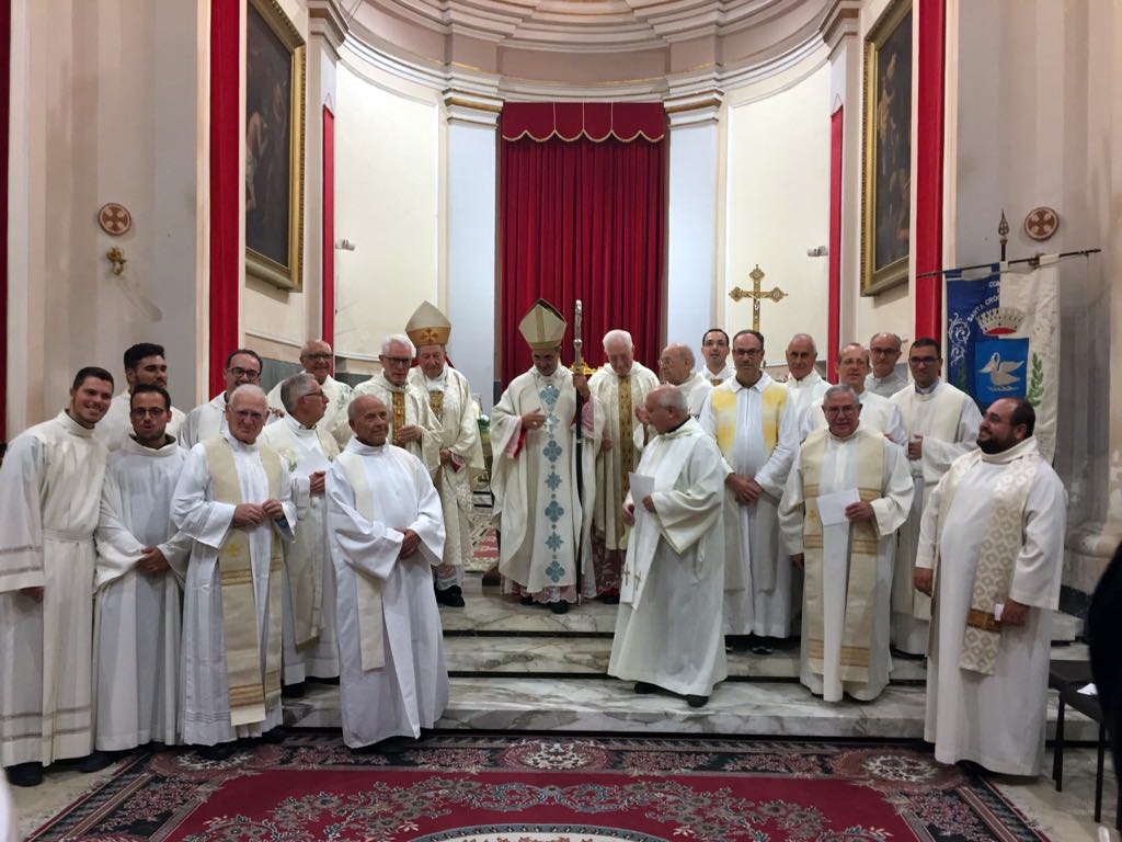 La serata di padre Angelo Strada: festa per i 50 anni di sacerdozio e congedo