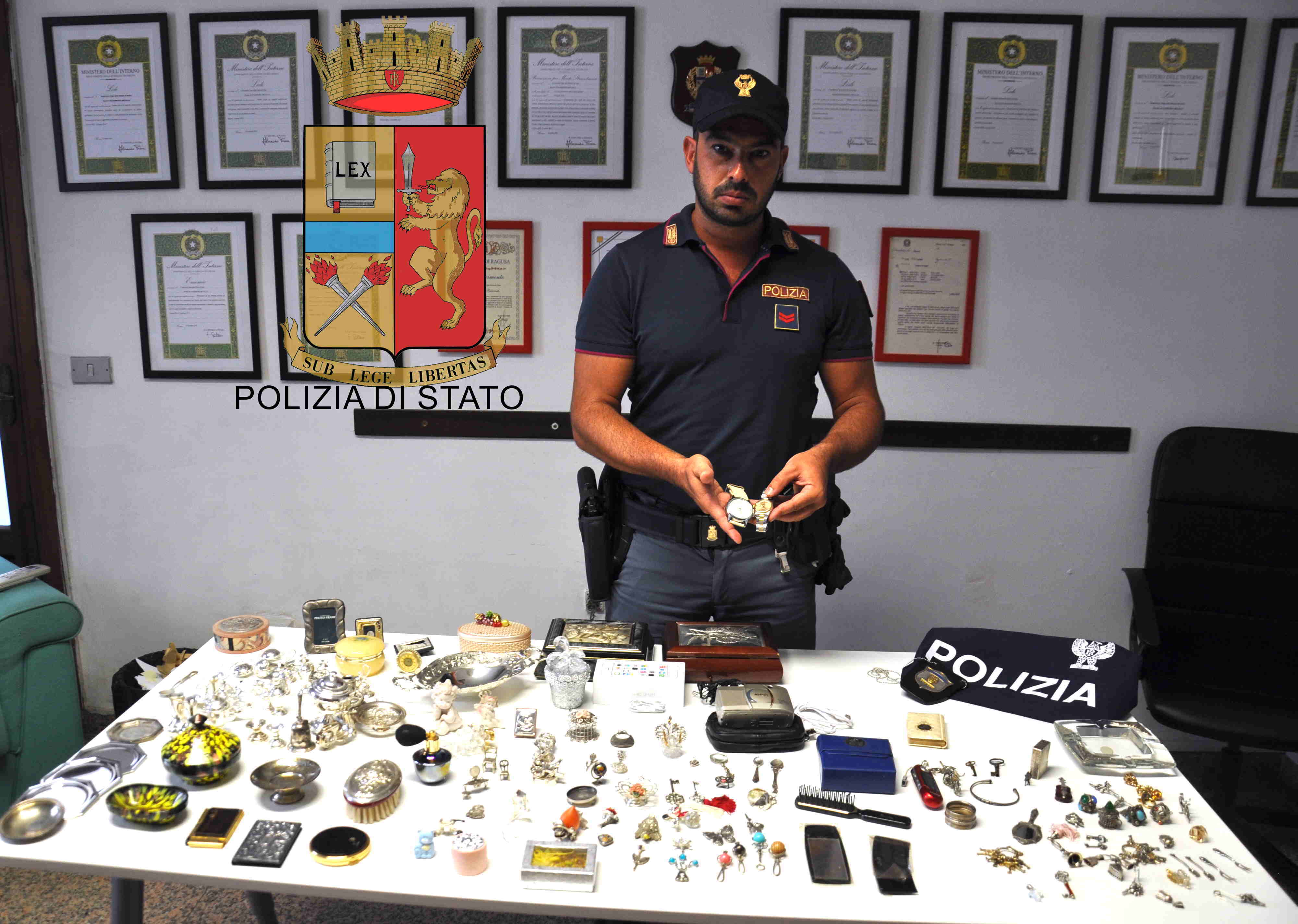  Comiso – Rinvenuta merce di sospetta provenienza furtiva (tra cui un Rolex del valore di oltre 2.000 euro)