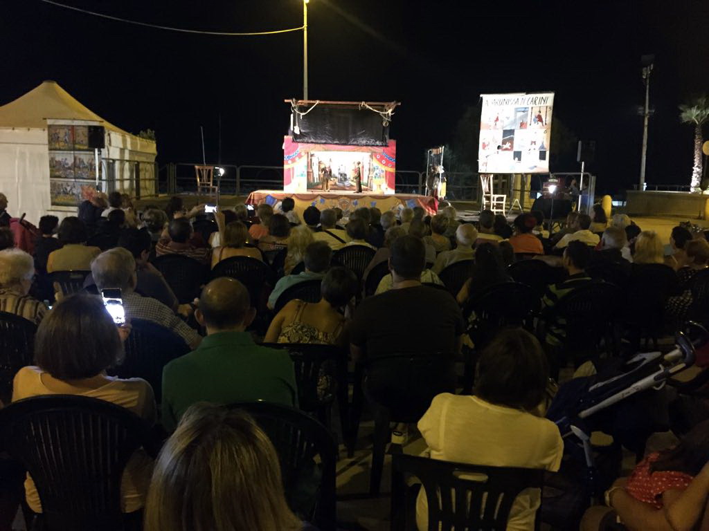  Punta Secca, ritorno alle tradizioni: piazza Faro sorride con l’Opera dei Pupi