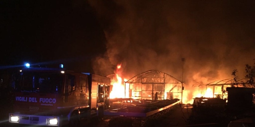  Notte di fuoco sulla Vittoria-Santa Croce: vasto incendio danneggia le serre