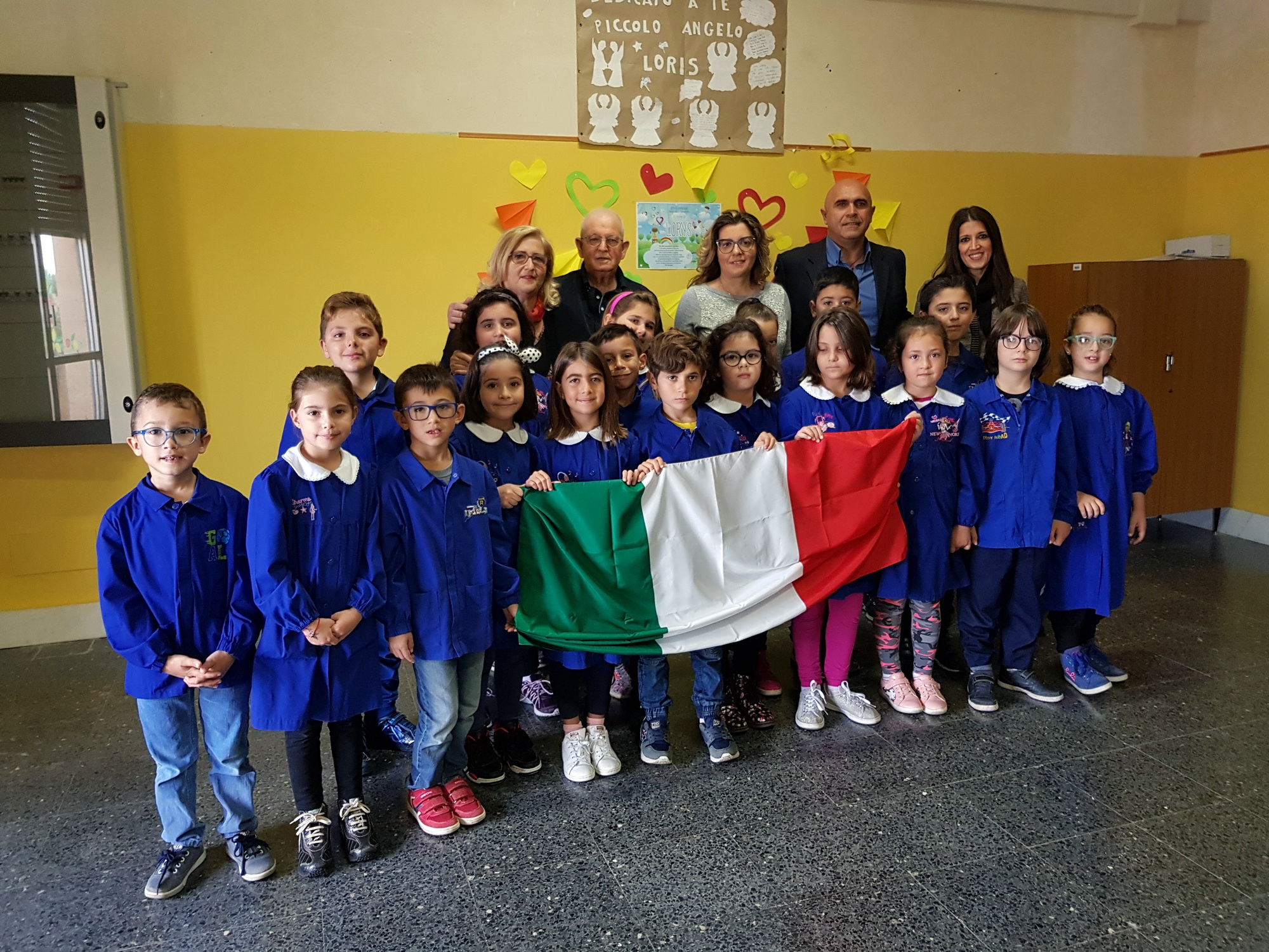  L’Avis dona un tricolore ai ragazzi delle scuole: “Simbolo della nostra dignità”
