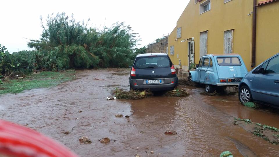  Mai vista tanta pioggia: Santa Croce sommersa dall’acqua, crolla un muro