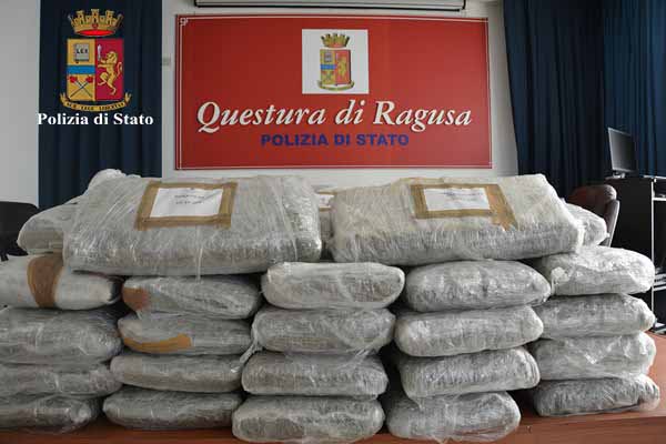  Trasporta 300 chili di marijuana nel tetto di un camper: arrestato rumeno