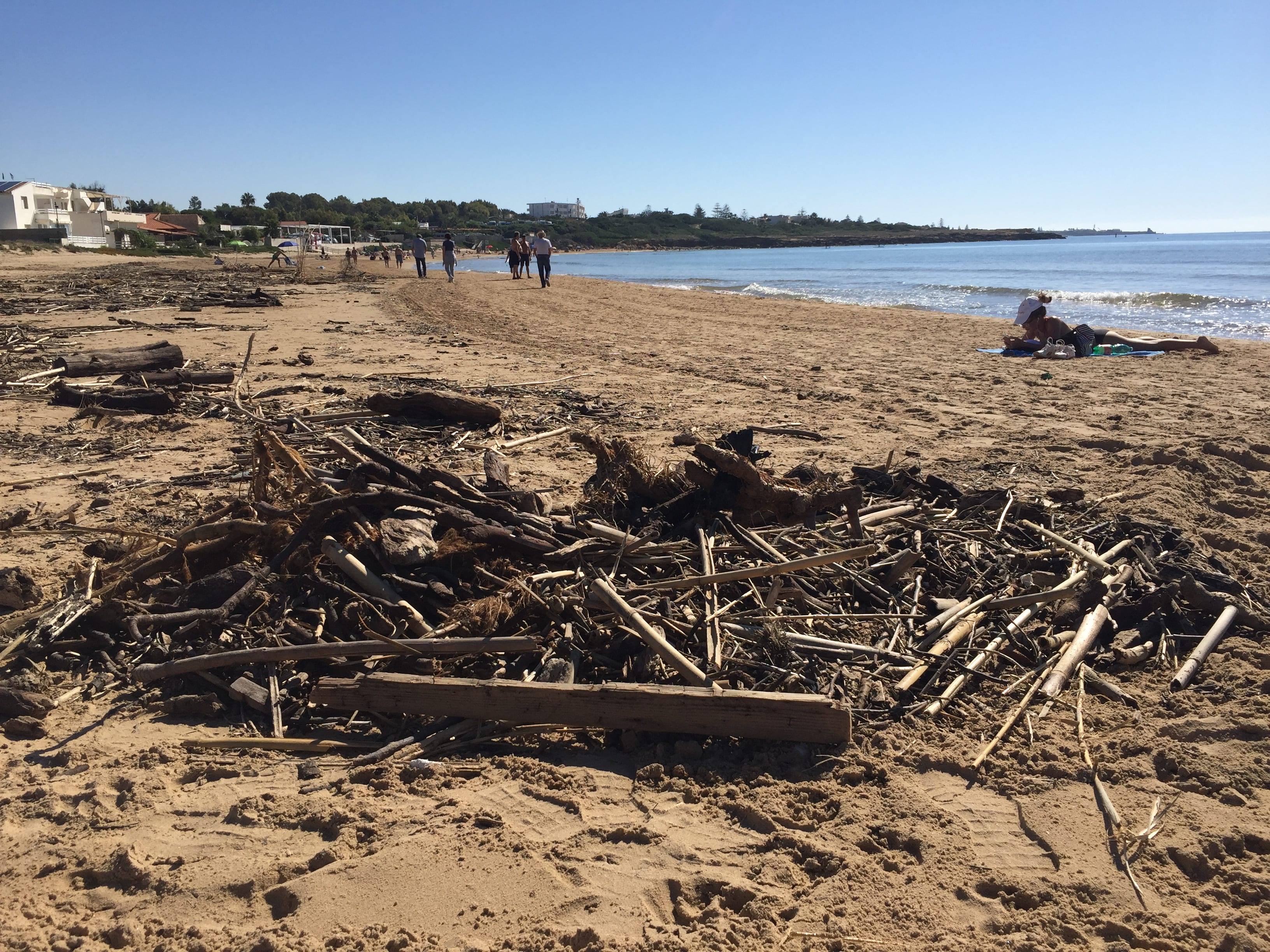  P.Braccetto, ciò che resta dell’alluvione: “Detriti e rifiuti sulla spiaggia,intervenite!”