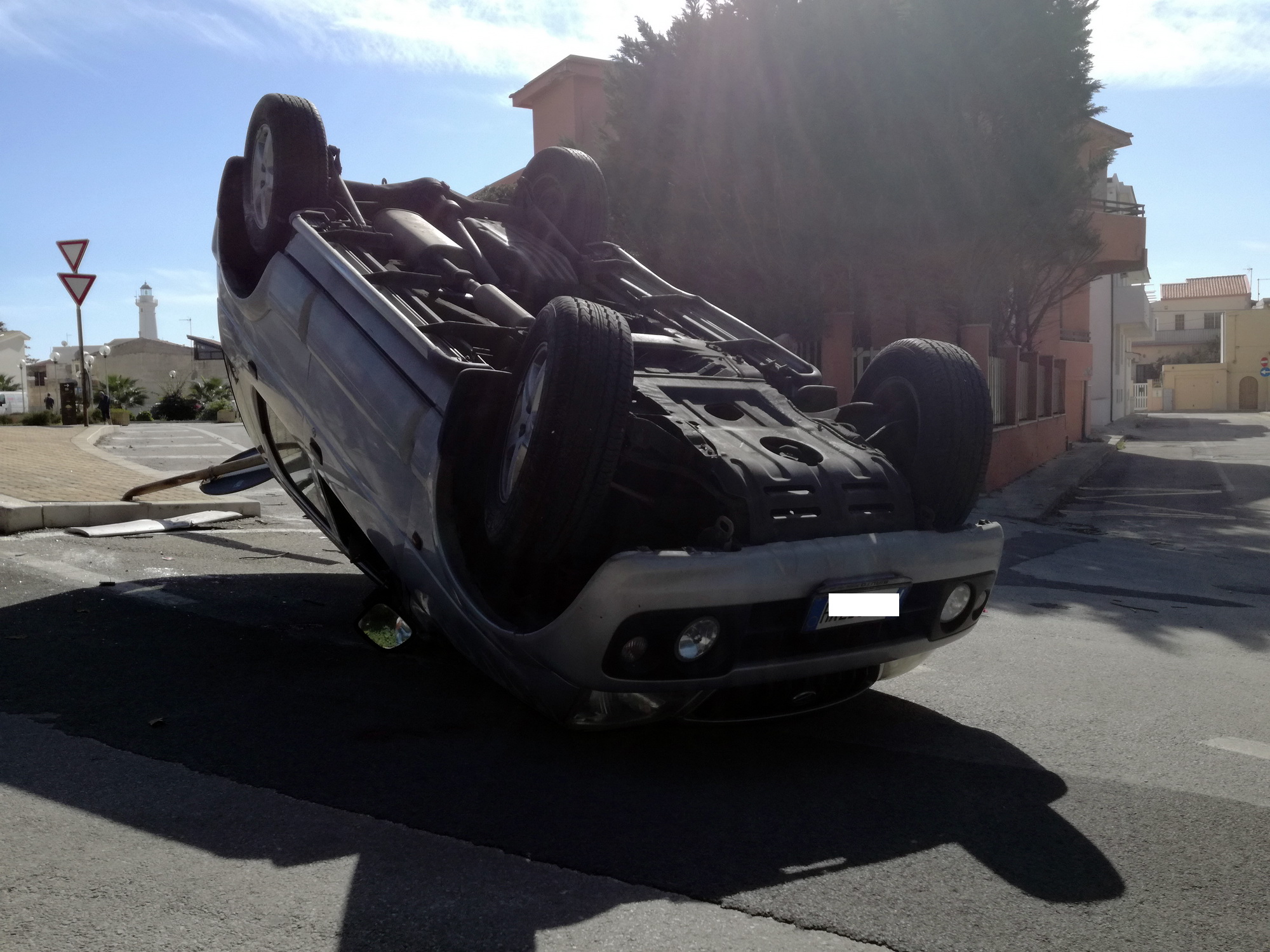  Tamponamento all’ingresso di P.Secca: un’auto si cappotta, conducente illeso