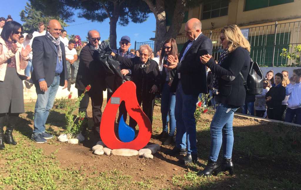  Scuola verde e solidale: due alberi di carrubo e una stele per i donatori Avis