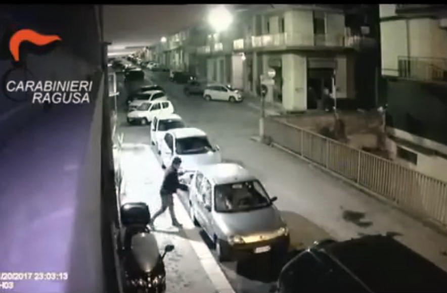  Ragusa: malfattore ruba dentro le auto, diffuso VIDEO  per identificarlo