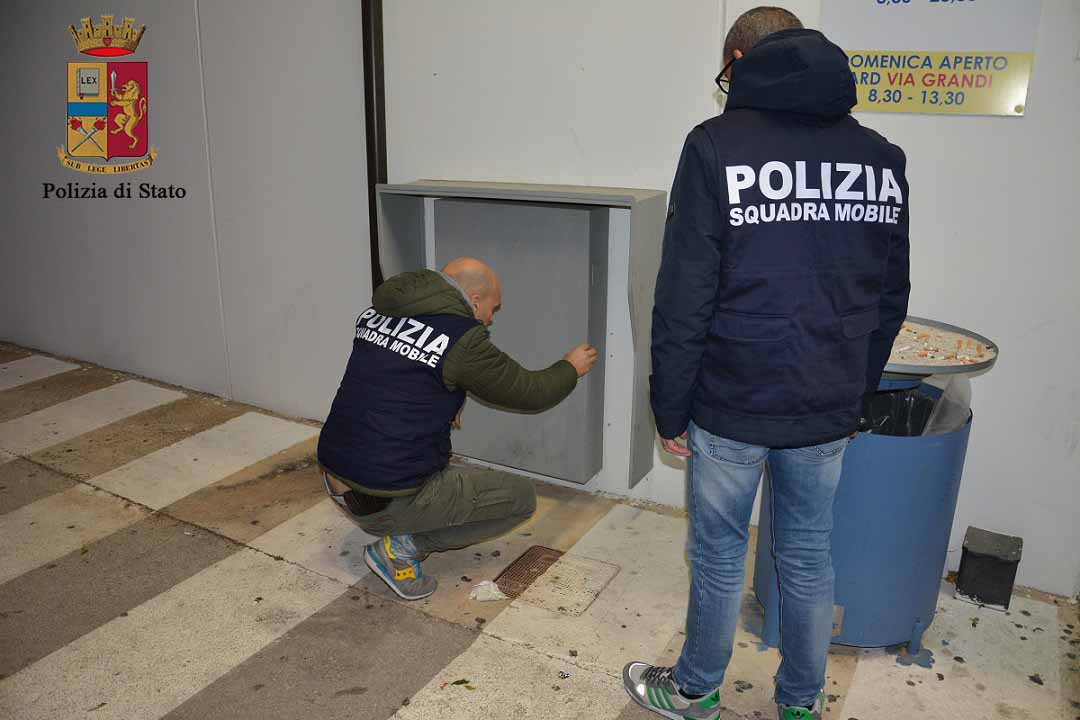  Tentano il colpo a un supermercato alla vigilia di Natale: arrestati padre e figlio