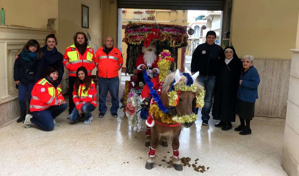  Babbo Natale arriva con il… pony: regali per i bambini dell’istituto Sacro Cuore