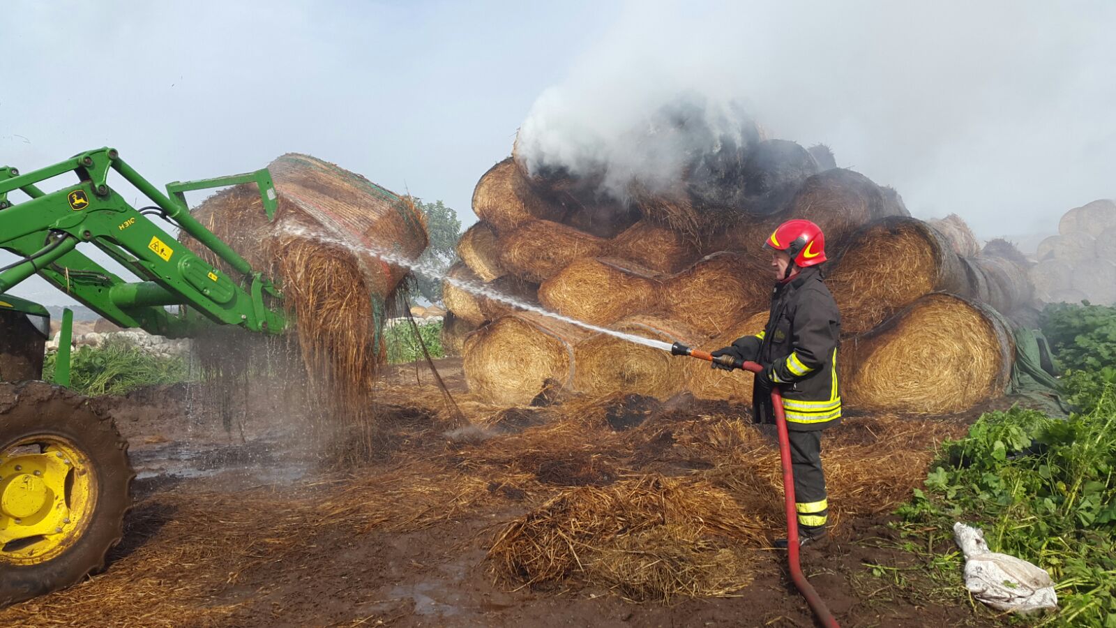  Incendio sulla provinciale Ragusa-Santa Croce: massiccio intervento dei pompieri