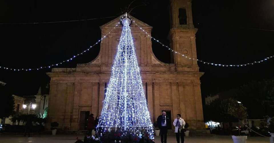  Le luci dell’Albero accendono il desiderio del Natale