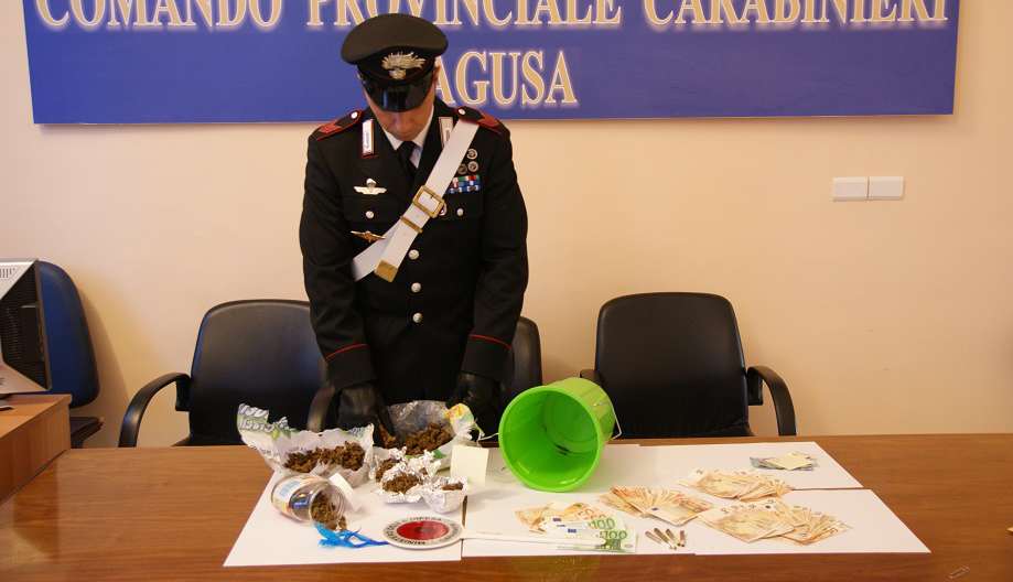  Ragusa – Nasconde la droga nel congelatore: carabinieri arrestano un albanese di 21 anni