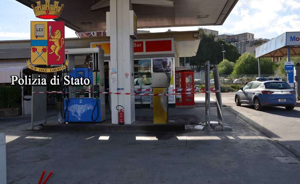  Vittoria: uomo appicca il fuoco a un distributore di benzina, tragedia sfiorata