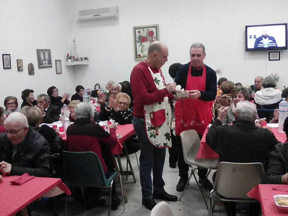 Cenone gratuito di fine anno al centro diurno: offre la Conad e i due camerieri…
