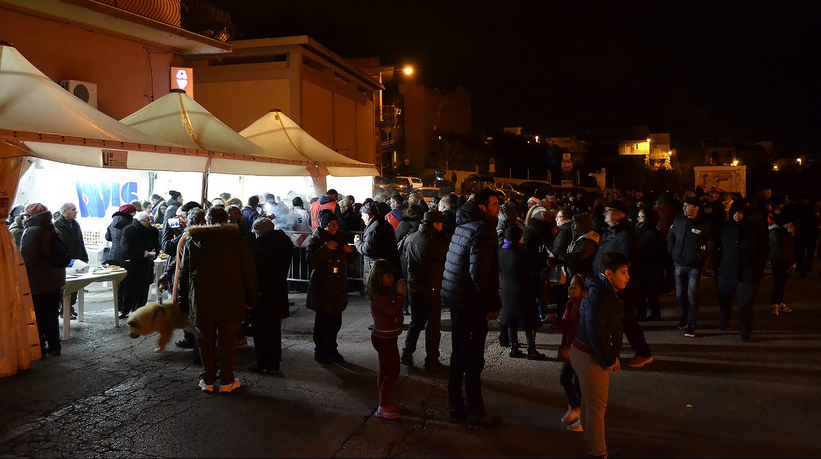  La Luminaria di Sant’Antonio batte le intemperie: foto e video