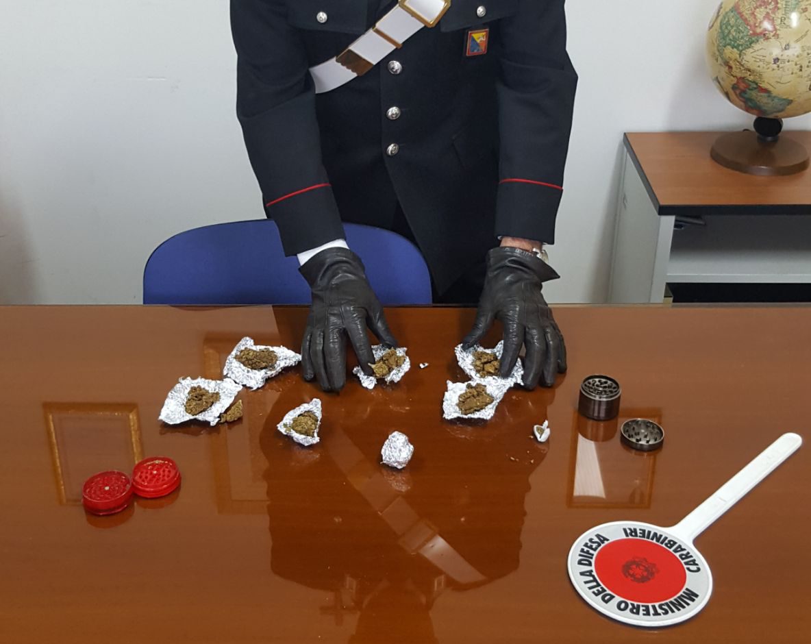   Pozzallo – Il figlio spaccia, la madre è complice: tre arresti e una denuncia da parte dei Carabinieri