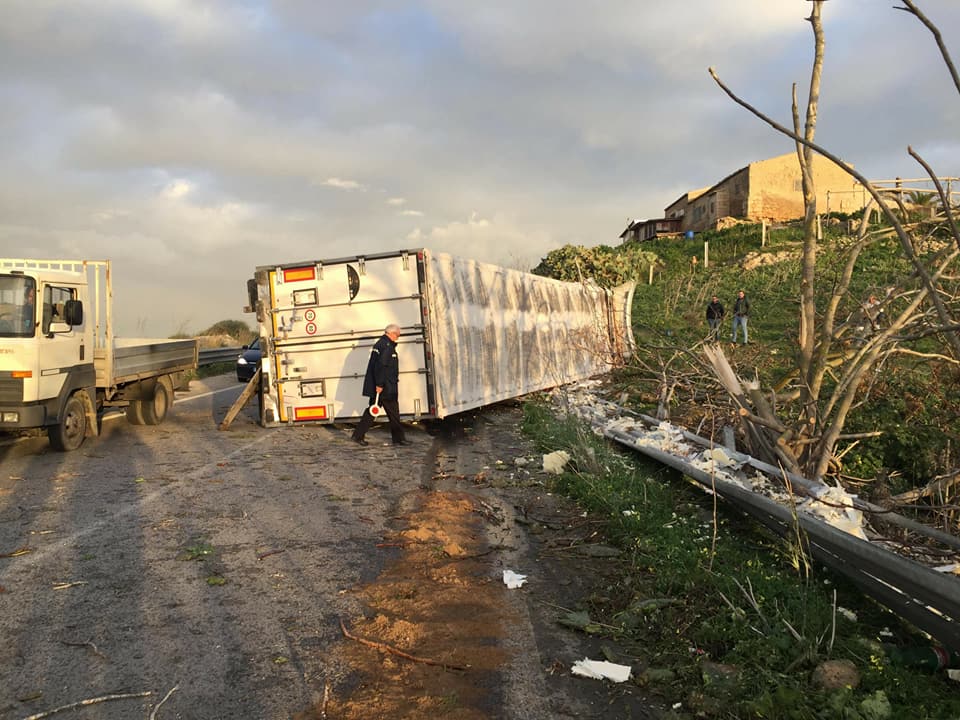  Camion si ribalta sulla Santa Croce-Scoglitti: c’è un ferito non grave