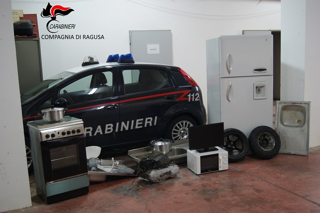  Verso Tunisi con una scorta di tv e attrezzi da cucina in auto: due denunce