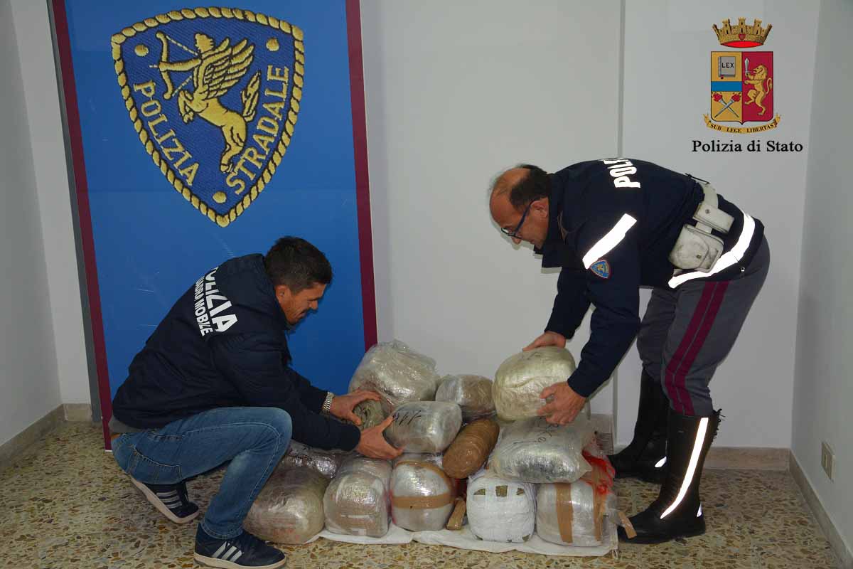  Chiaramonte – Lascia in auto 42 kg di marijuana e si dà alla fuga: corriere della droga arrestato a Lentini