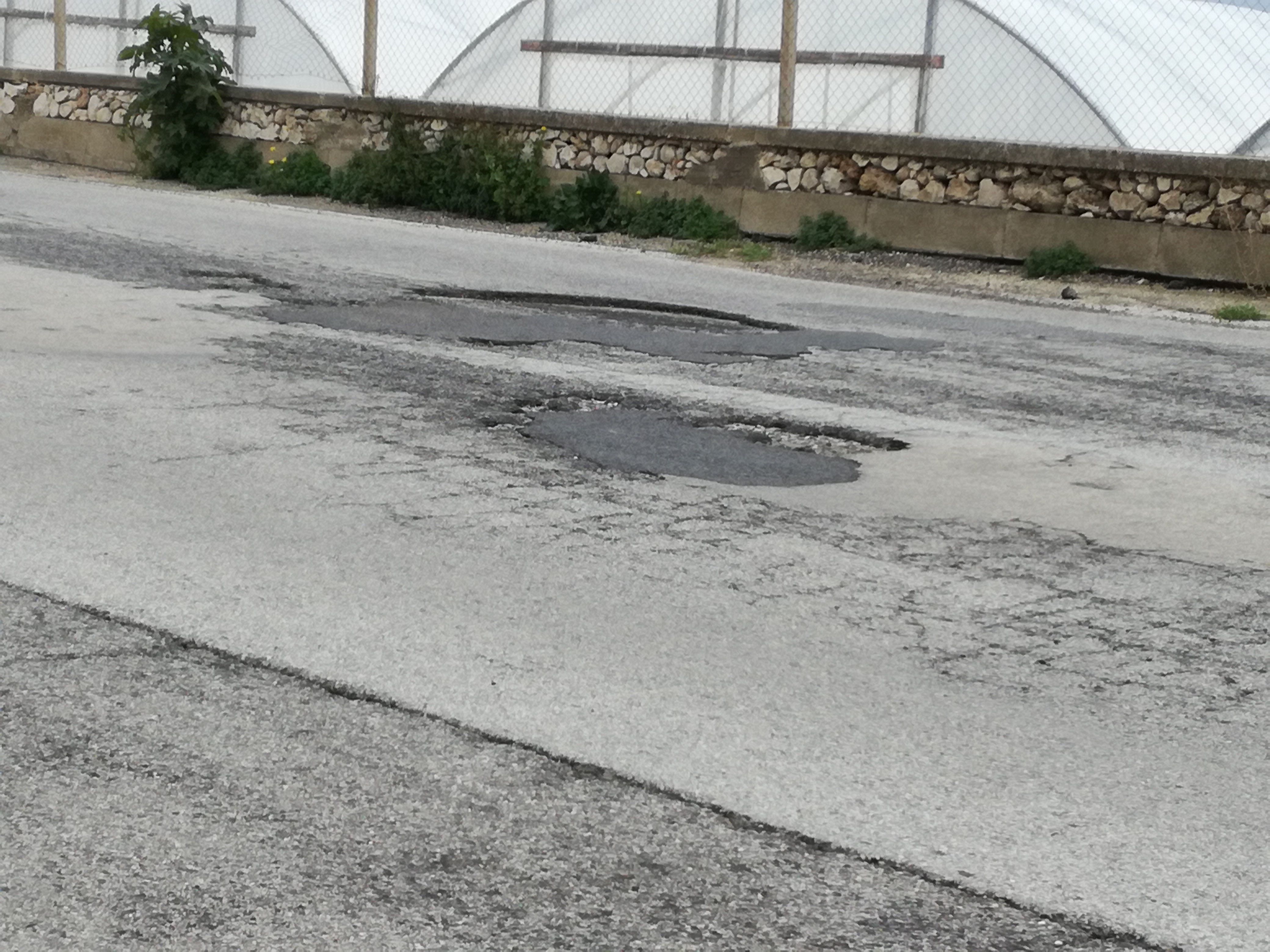  La Santa Croce-Punta Secca è piena di “crateri”: motociclisti a rischio