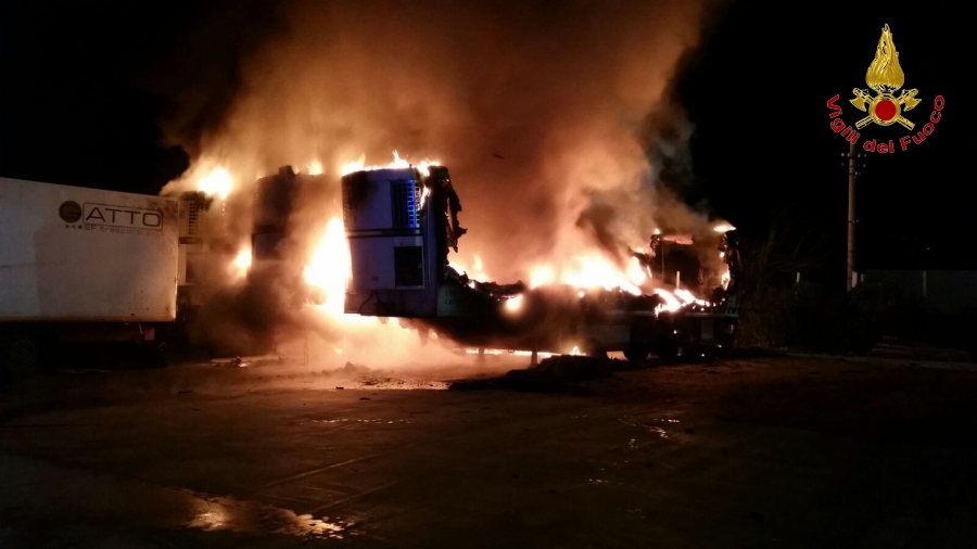  Torna l’incubo a Vittoria: autotreno e rimorchi in fiamme nella notte