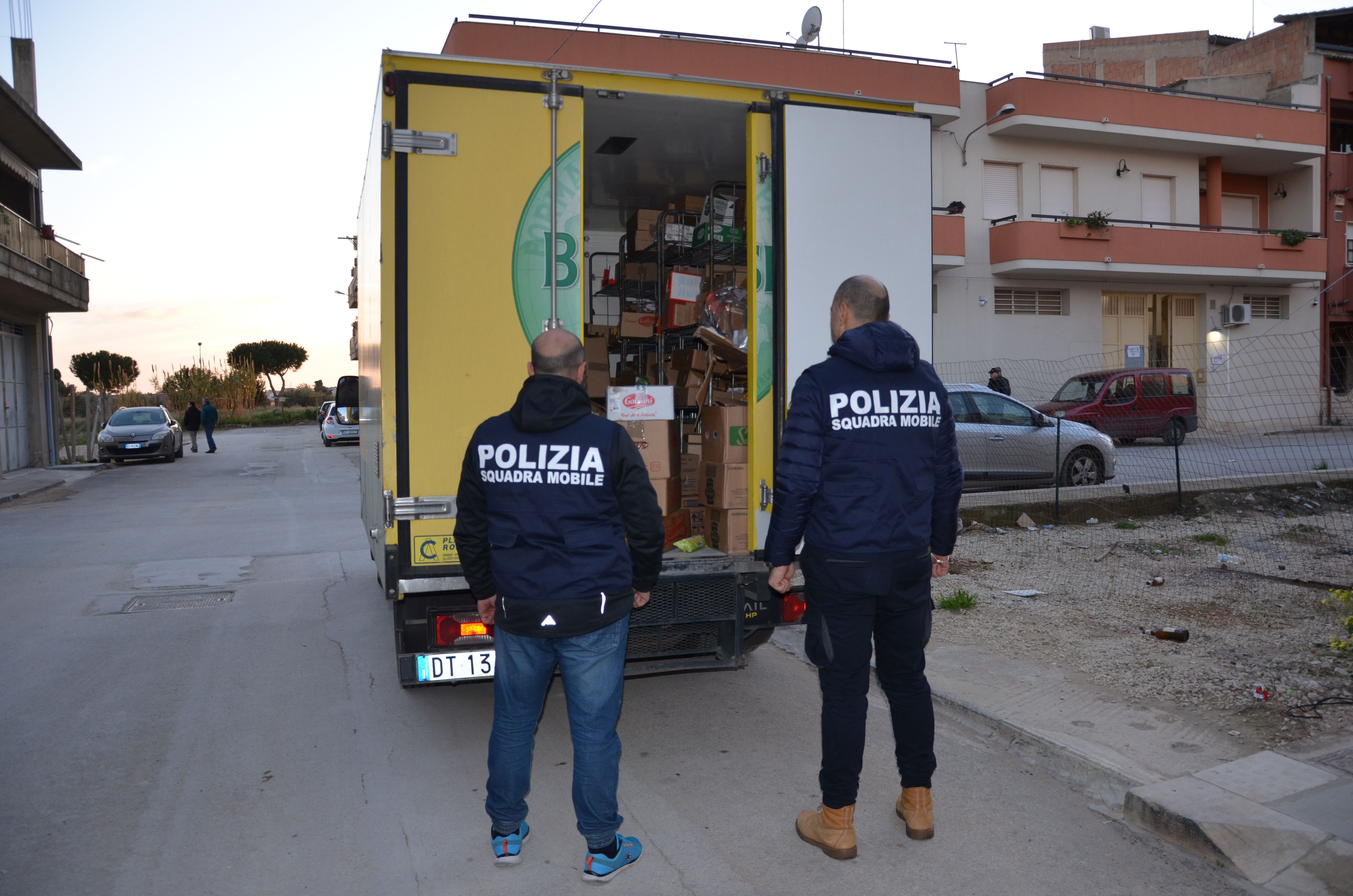  Vittoria, svaligia camion di generi alimentari in pieno giorno: arrestato