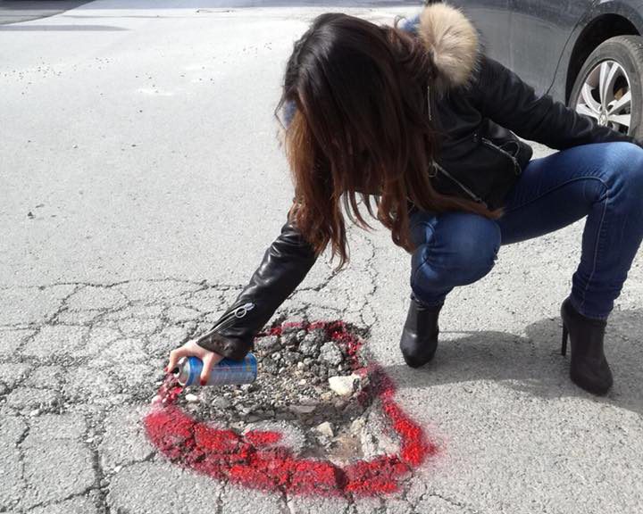  Ragusa, la consigliera tappa-buche: segnala i fossi con lo spray rosso