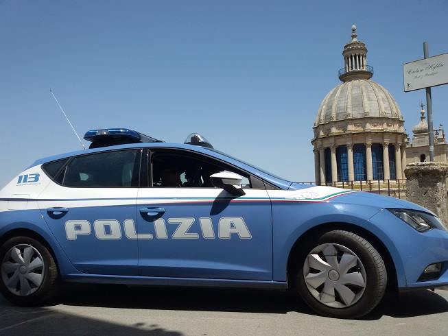  Ragusa, minaccia il parroco con la pistola-giocattolo: arrestato un 27enne