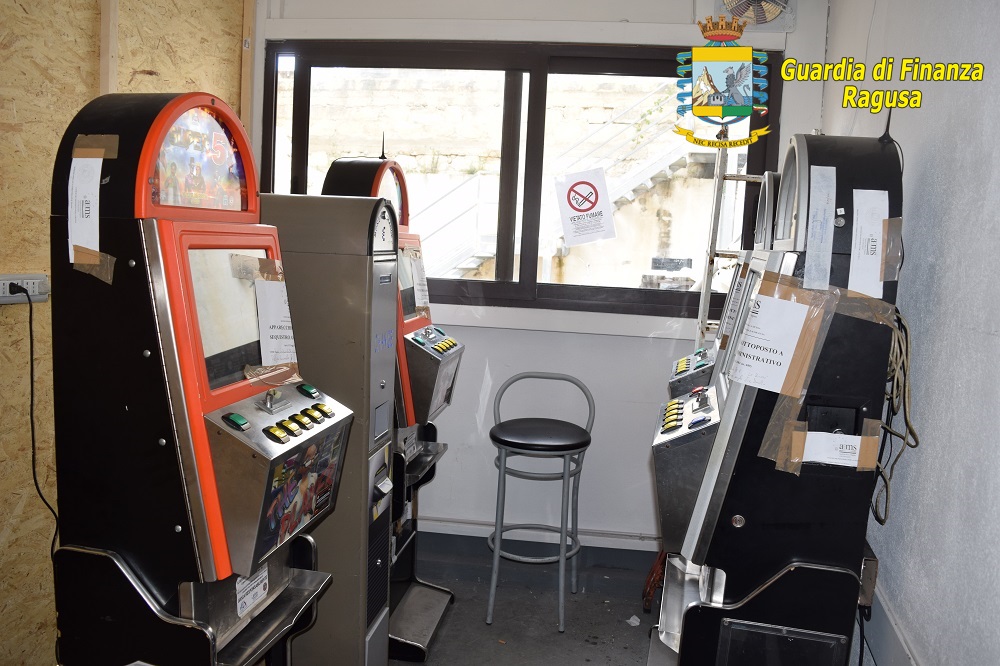  Marina di Ragusa – Sequestrati 4 videopoker illegali: multa da 200mila euro a titolare di un bar