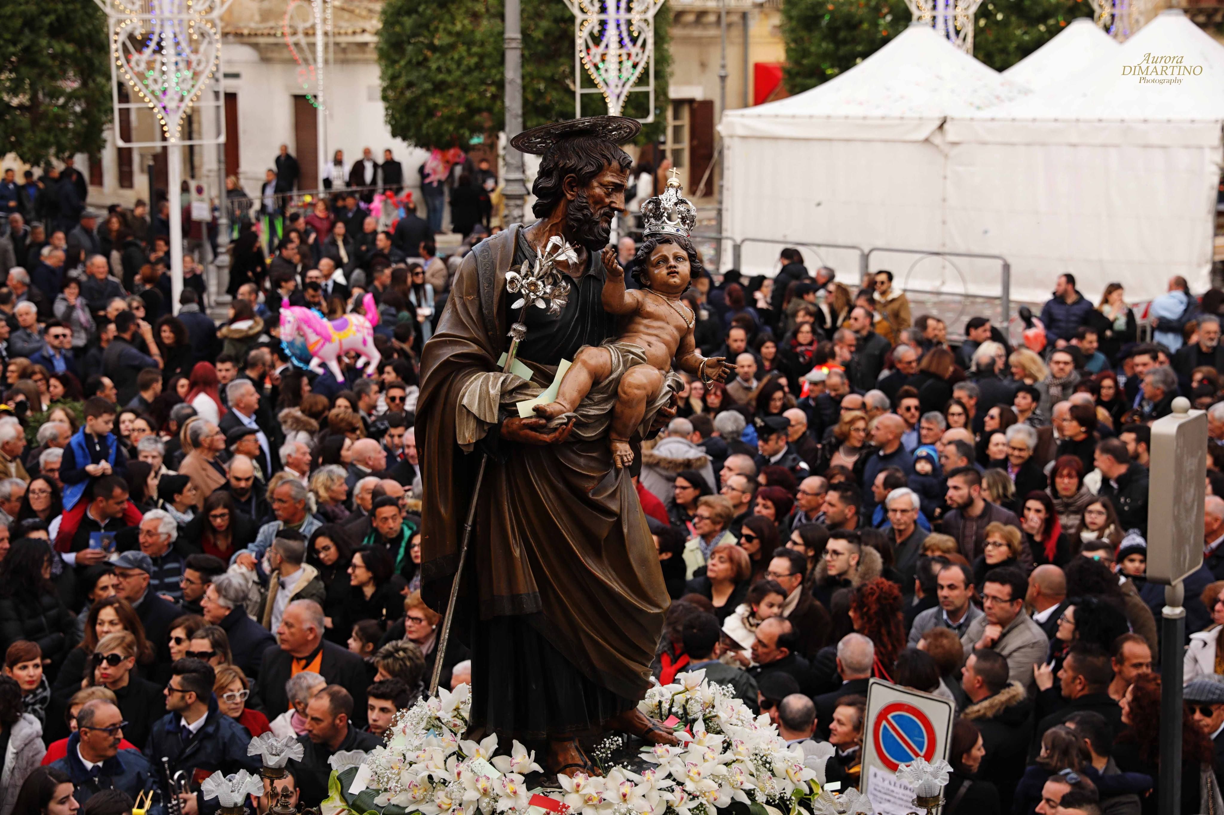  S.Giuseppe, devozione incontenibile: la proiezione è uno spettacolo FOTO