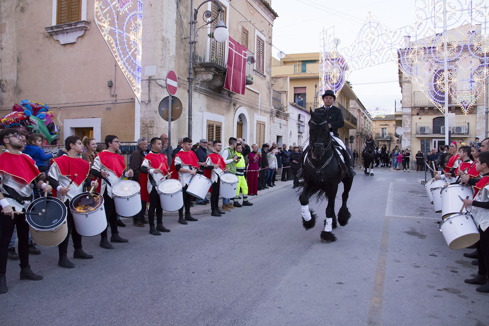  Cavalli e Tamburi Kamarinensi: la sfilata equestre per le vie di S.Croce FOTO