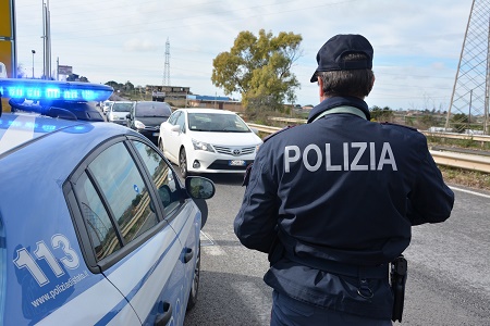  Ragusa – Fugge dalla polizia, ma perde il controllo e sbatte su un albero: 6mila euro di sanzioni