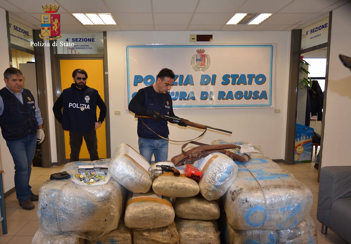  Ragusa, arrestati due corrieri della droga: 330 kg di marijuana sul camion