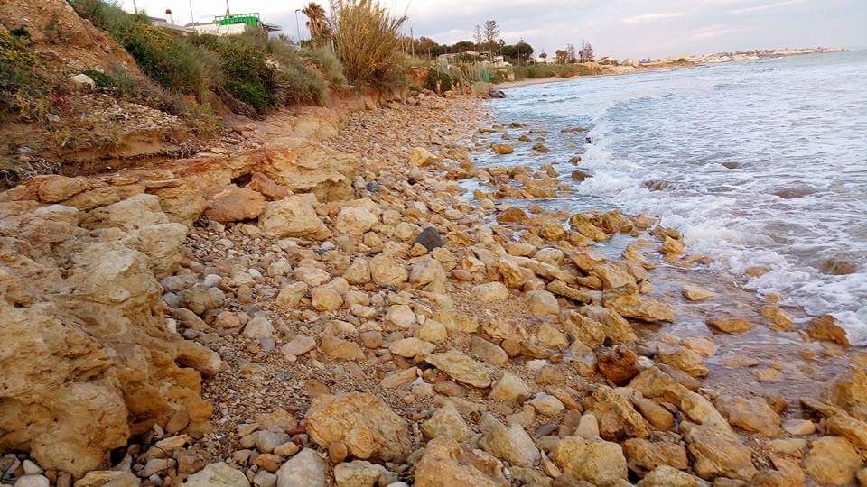  Caucana, la spiaggia è stata inghiottita: le pietre al posto della sabbia