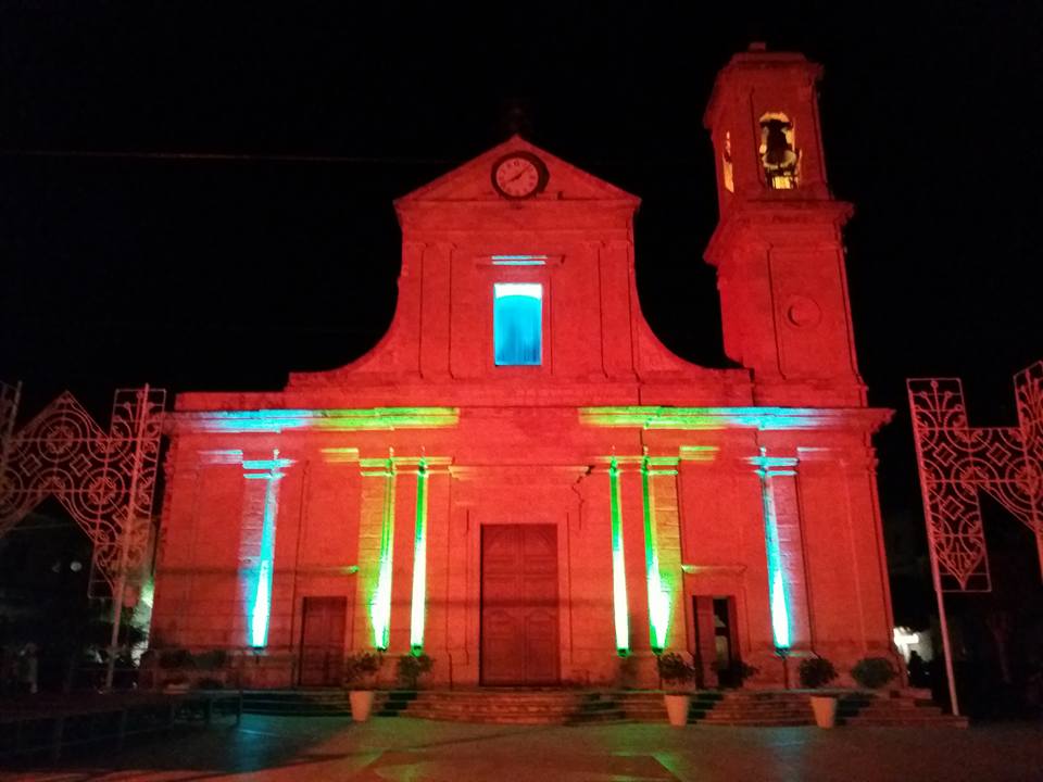  Mille sfumature di… chiesa: la facciata si illumina per i giorni della festa FOTO