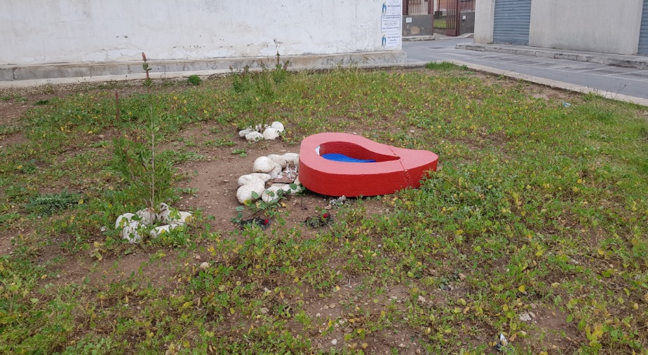  Vandali in azione in piazza degli Studi: rimossa la goccia della solidarietà