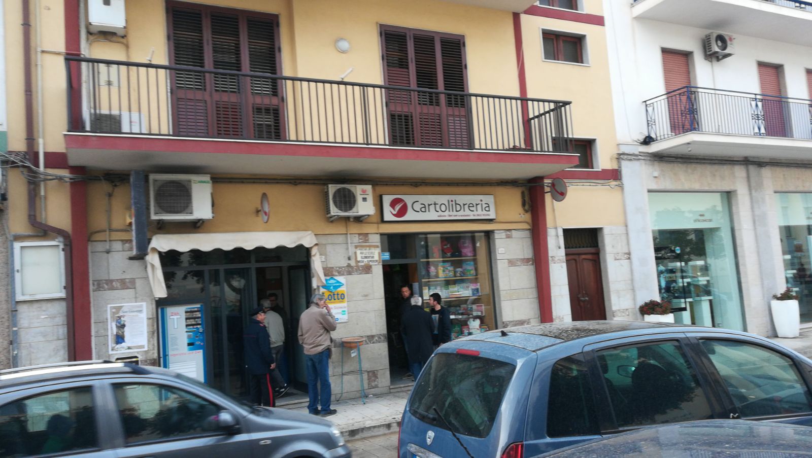  Pozzallo – Città insicura, colpo in cartoleria: portati via 500 euro e alcuni zaini